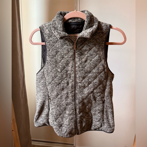 Abercrombie & Fitch Jackets & Blazers - Abercrombie & Fitch Charcoal Quilted Vest